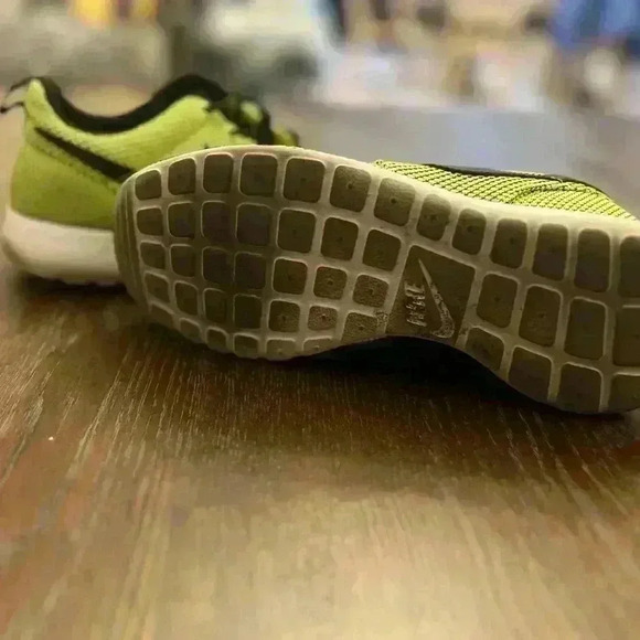 Nike Roshe One GS Youth Size 6.5Y Volt Yellow Shoes - Picture 4 of 5